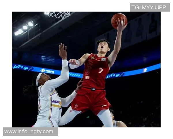 曾凡博亮相澳门布鲁克林篮网全队正式抵达开启新征程